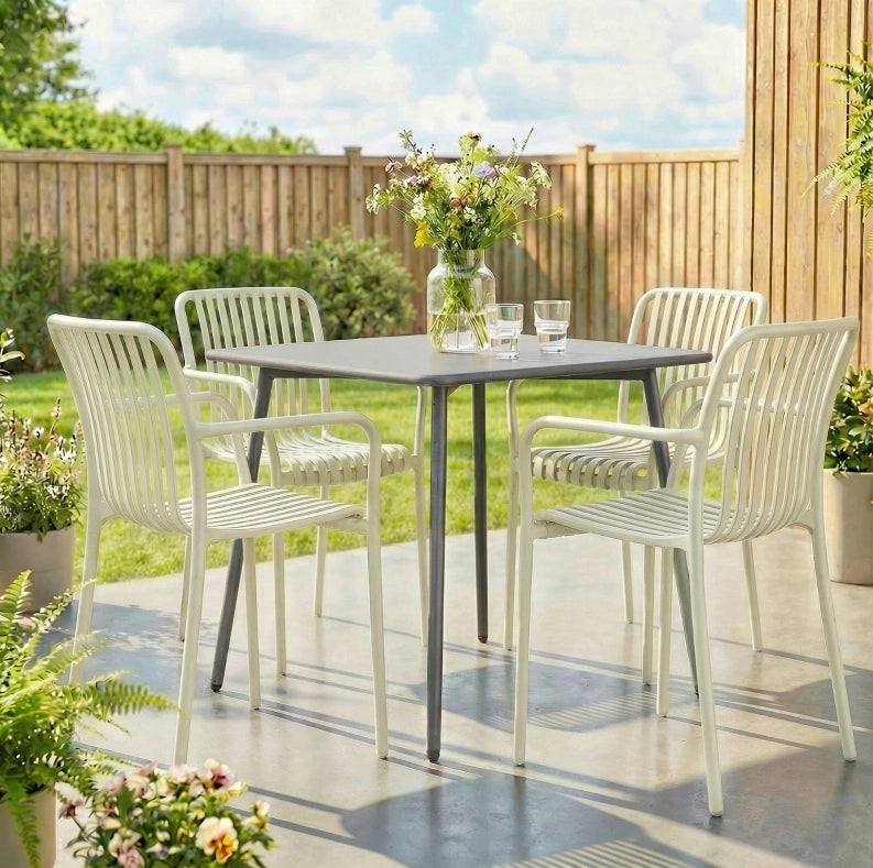Set di 4 Sedie da Giardino Impilabili in PP Crema con Schienale Ergonomico a Lamelle