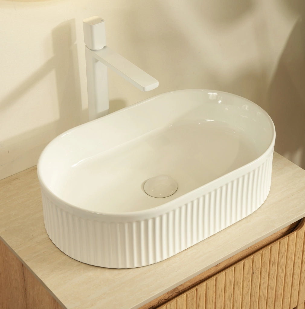 Lavabo da appoggio ovale in ceramica bianca con foro standard per rubinetto