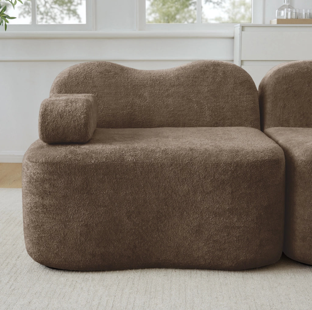 Divano modulare ad angolo in velluto marrone con seduta profonda e comfort per più persone