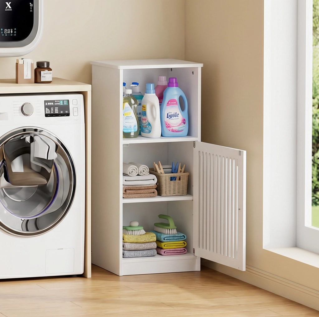 Mobile bagno bianco con ante a persiana, più ripiani, struttura in MDF resistente all'umidità