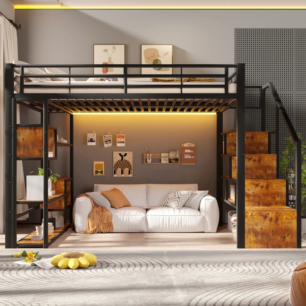 Letto a soppalco nero 140x200 cm, struttura in ferro con scale integrate, ringhiera, vano portaoggetti aperto e striscia LED. Materasso non incluso