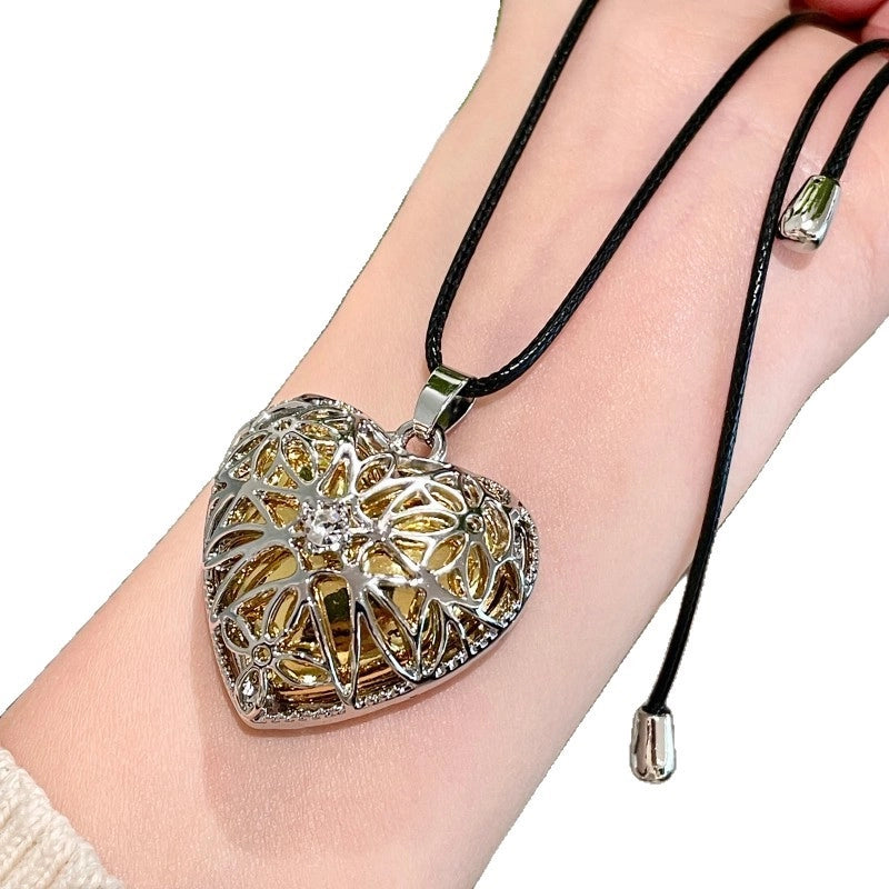 Collana a cuore con fiori traforati e blocchi di colore