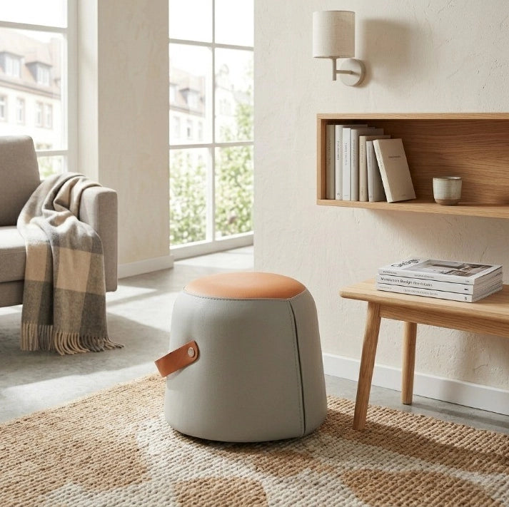 Pouf moderno imbottito con rivestimento in ecopelle grigio e arancione con maniglia in ecopelle marrone