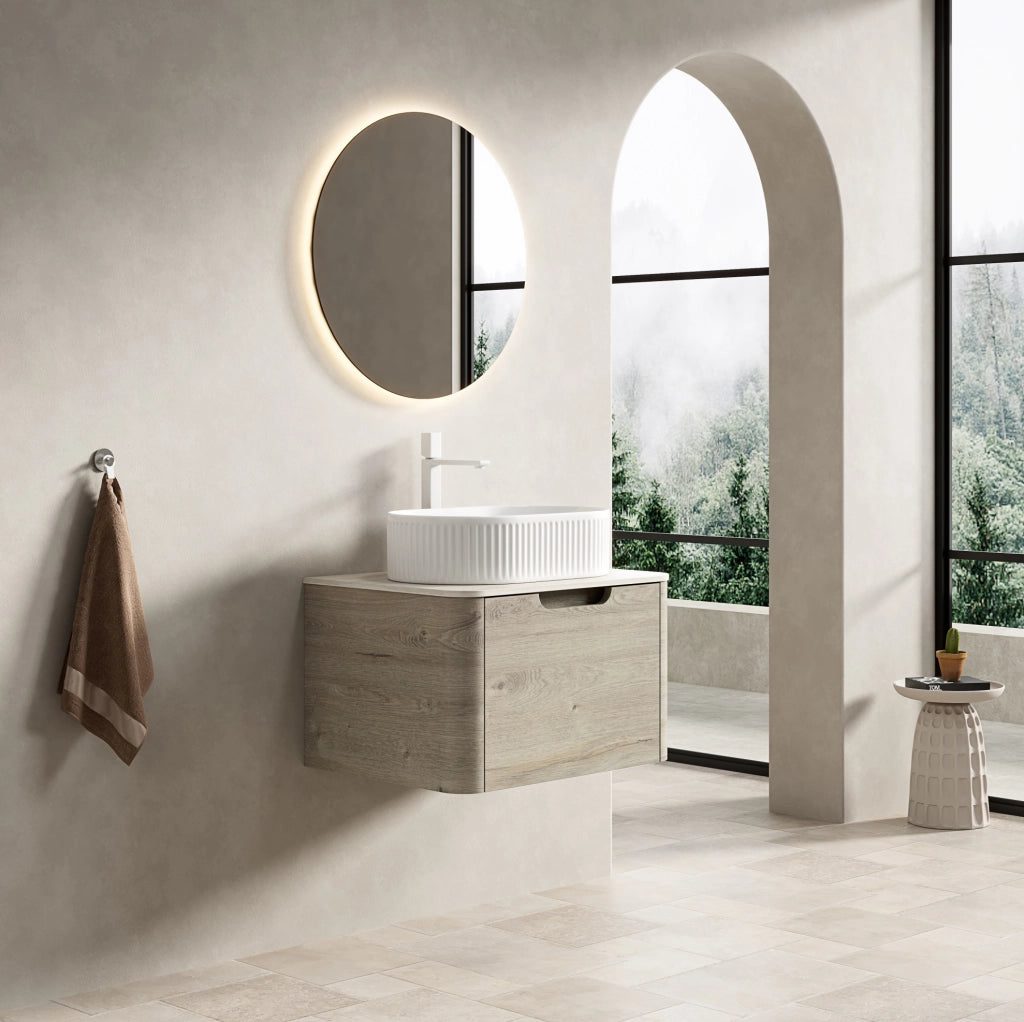 Mobile bagno sospeso 60 cm con lavabo ovale bianco in ceramica, piano in travertino sinterizzato e armadietto in compensato con cassetto, finitura rovere crema, preassemblato