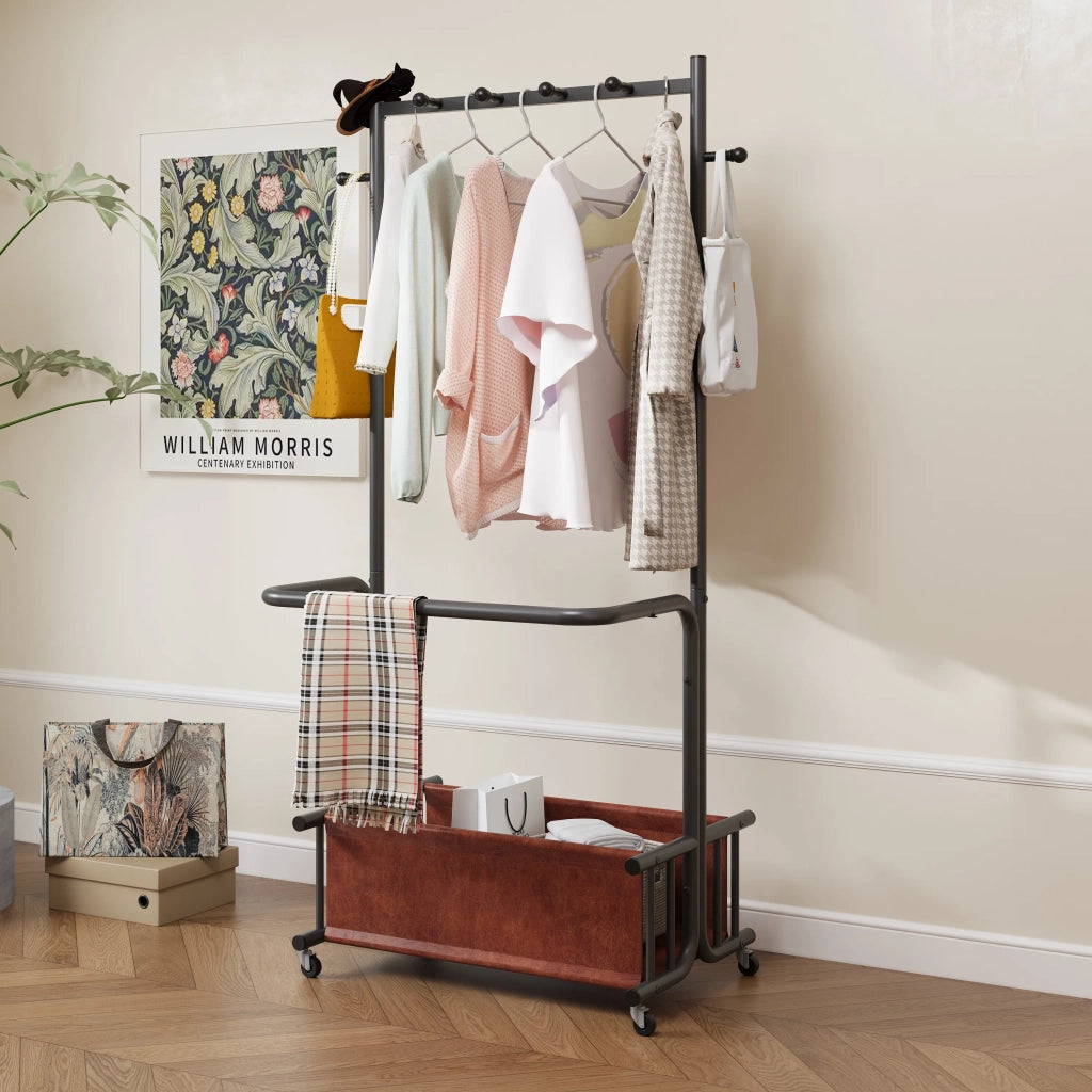 Appendiabiti in metallo con ruote, design multi-gancio e grande cesto porta indumenti in tessuto. Versatile per camera da letto, ingresso e lavanderia