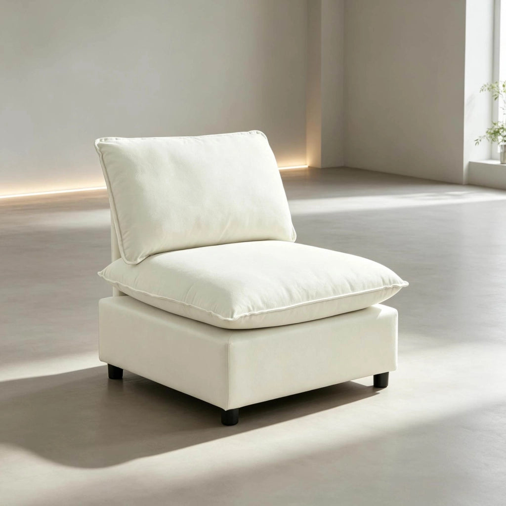 Poltrona moderna a un posto color crema con seduta ampia e imbottitura confortevole per soggiorno