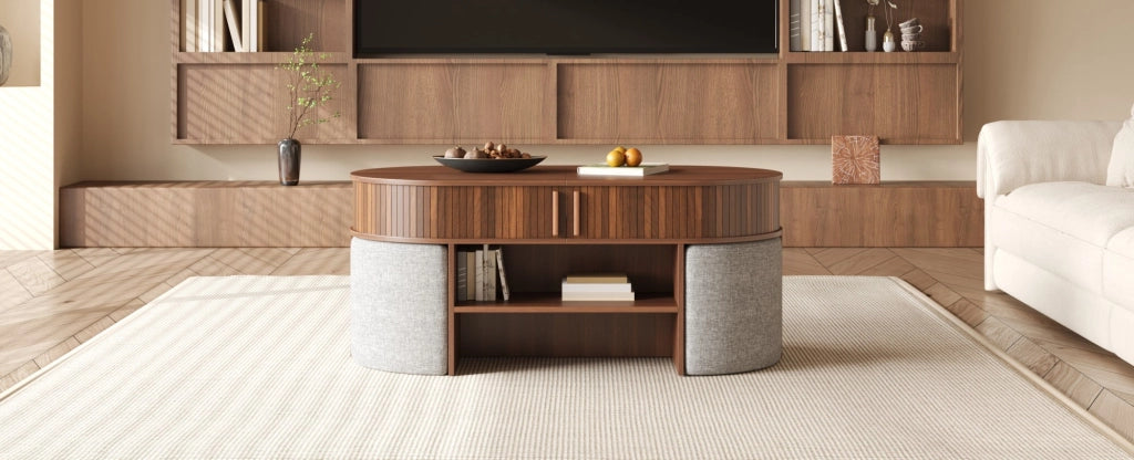 Tavolino da salotto ovale con ante scorrevoli, rivestimento a scanalature verticali e pouf in tessuto, struttura in truciolato e MDF, color noce