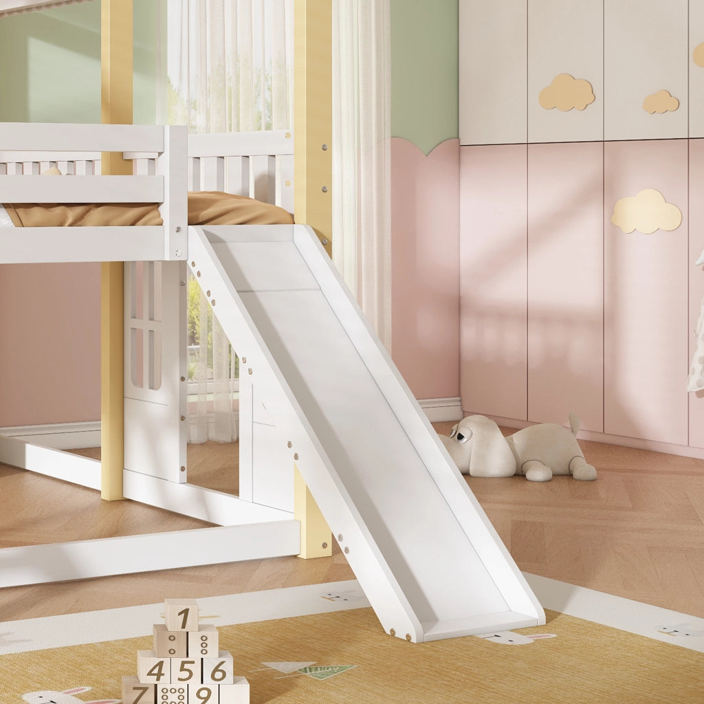 Letto a castello per bambini 90x200 cm con scivolo e scaletta, design casa in bianco e legno naturale, letto semialto con area gioco e porta, montaggio modulare a sinistra o destra