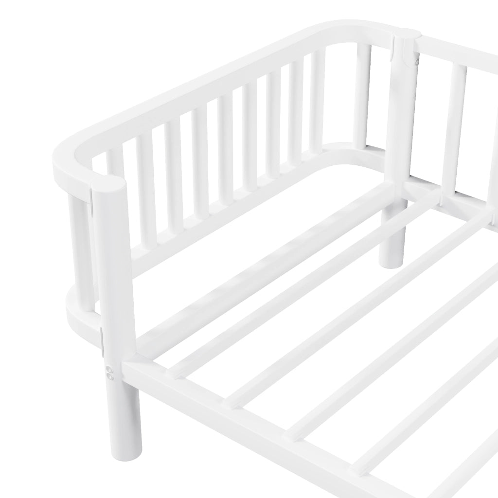 Letto singolo 90 × 200 cm in metallo bianco con rete a doghe in acciaio; utilizzabile anche come divano