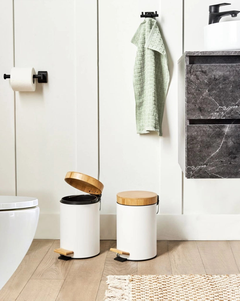 Set moderno di 2 cestini per rifiuti con pedale e coperchio per la cucina Ferro riciclabile verniciato a polvere Legno di bambù Materiale sintetico a prova di impronte digitali bianco