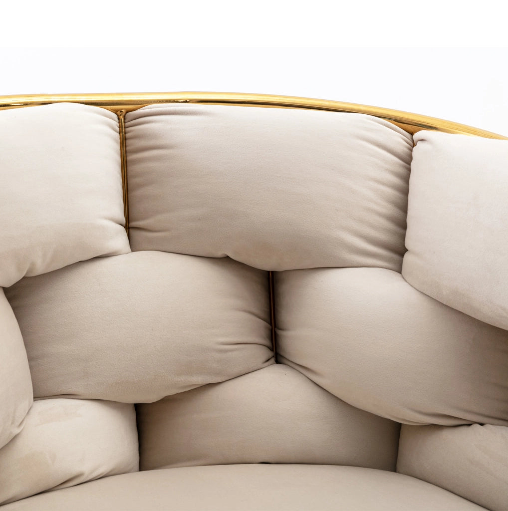 Poltrona moderna in velluto beige con gambe dorate