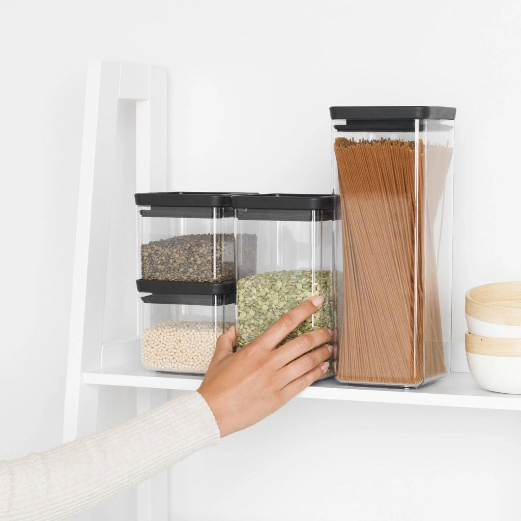 Brabantia 122422 Tasty+ Set 4 Barattoli Quadrati Impilabili 4.6 L in Plastica SAN con Coperchio Ermetico in Silicone colore Grigio Scuro