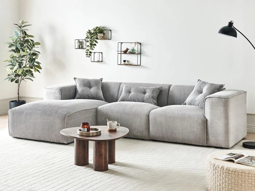 Divano Angolare lato destro in velluto a coste grigio chiaro con cuscini decorativi stile Moderno