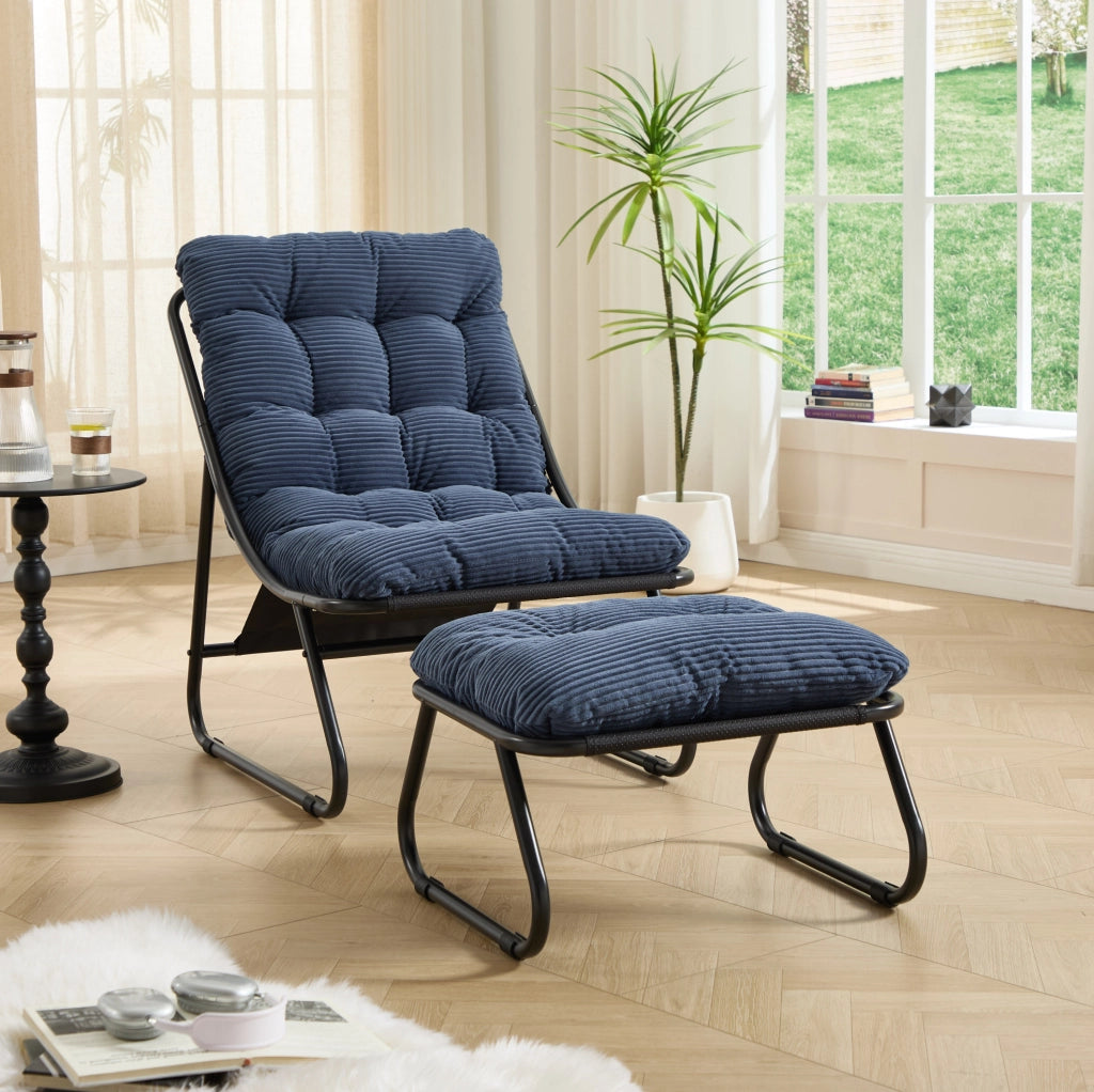 Poltrona lounge da esterno con pouf, struttura nera e cuscino blu navy