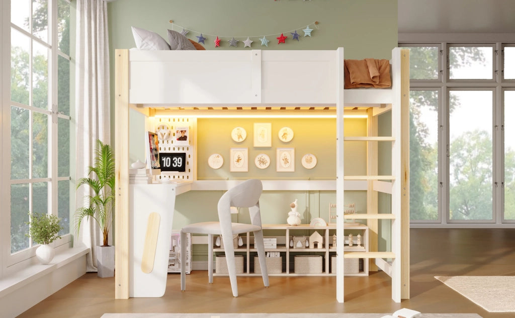 Letto a soppalco 140x200 cm, legno di pino naturale e bianco, con scrivania, pannello forato e striscia LED. Senza materasso
