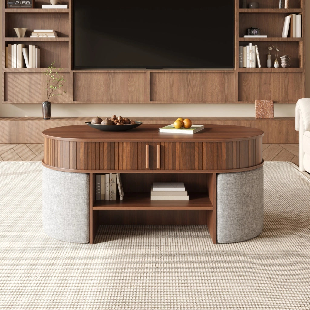 Tavolino da salotto ovale con ante scorrevoli, rivestimento a scanalature verticali e pouf in tessuto, struttura in truciolato e MDF, color noce