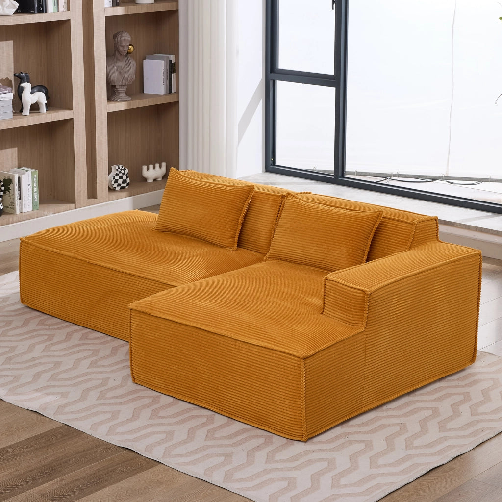 Divano imbottito per soggiorno in poliestere giallo senape con due cuscini e molle insacchettate 235 × 129 × 70 cm