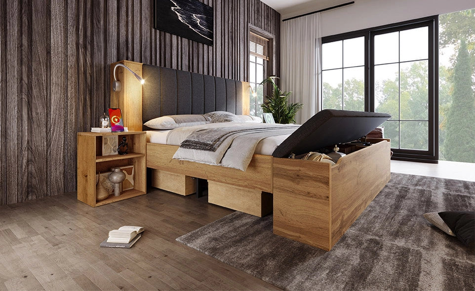 Letto matrimoniale 160x200 cm in legno con testiera reclinabile in lino, comodini, panca contenitore e lampade da lettura USB, colore rovere