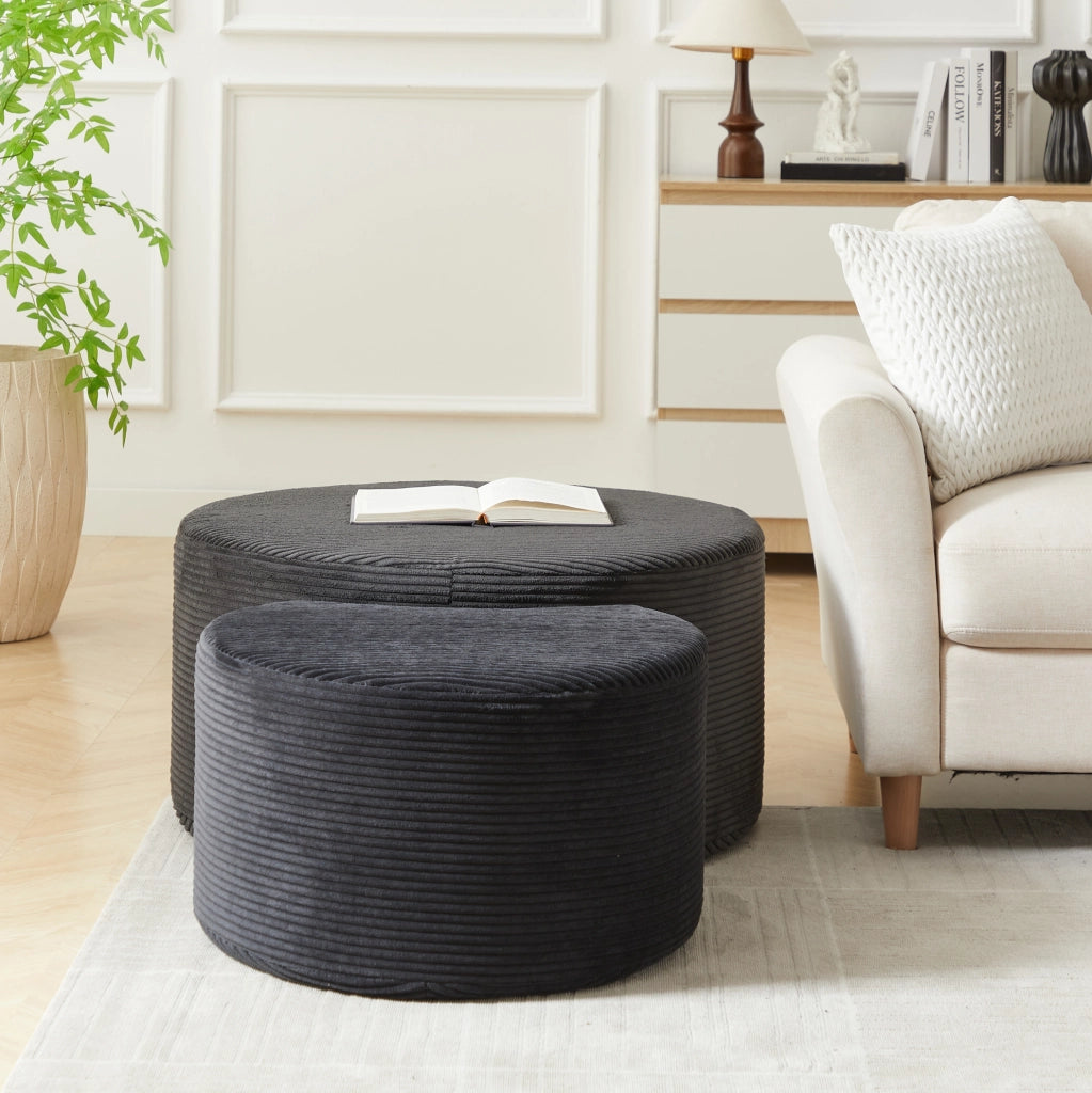 Set di 2 tavolini rotondi imbottiti in tessuto nero, utilizzabili come pouf