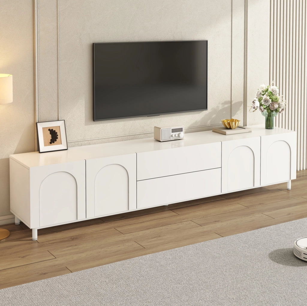 Mobile TV bianco con quattro ante arcuate, due cassetti e piedi in acciaio, 180x40x48 cm
