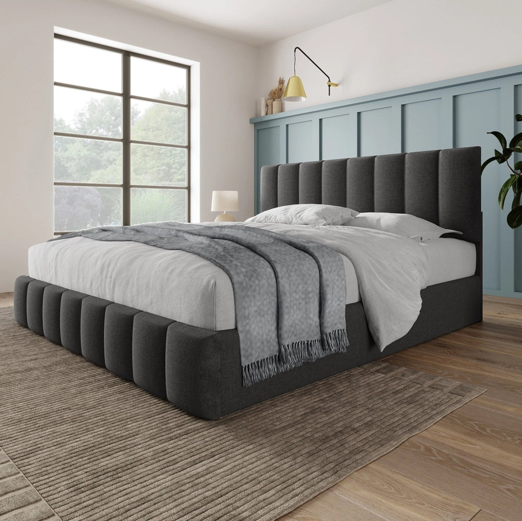 Letto imbottito 140x200 cm con contenitore; testiera regolabile e materasso; rivestimento in lino grigio