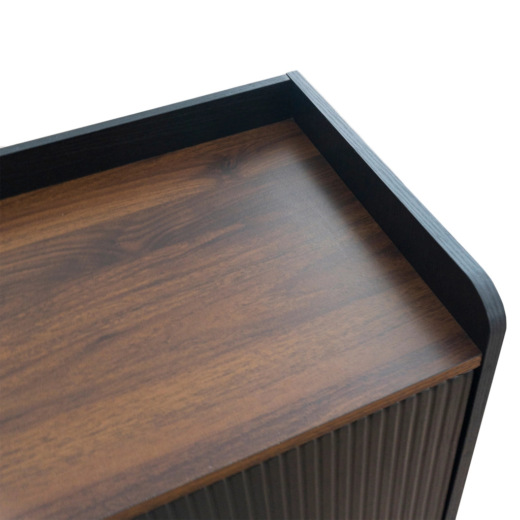 Mobile TV con due ante scorrevoli a righe e due cassetti in pannello truciolare nero e legno 160 × 40 × 58 cm