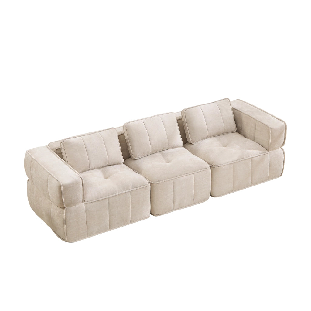 Divano modulare a 3 posti in poliestere beige con seduta profonda, braccioli larghi e base antiscivolo 67 × 271 × 93 cm