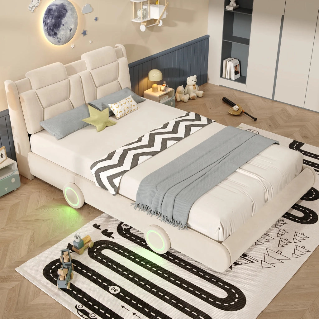 Letto imbottito per bambini 140x200 cm, colore crema, design auto in flanella, testiera regolabile in altezza su 2 livelli, schienale imbottito, ruote con striscia luminosa