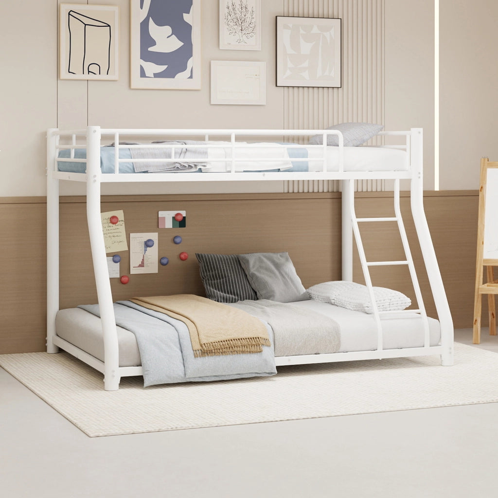 Letto a castello 90 × 190 cm e 140 × 190 cm in ferro bianco con scala sponde rialzate e rete a doghe