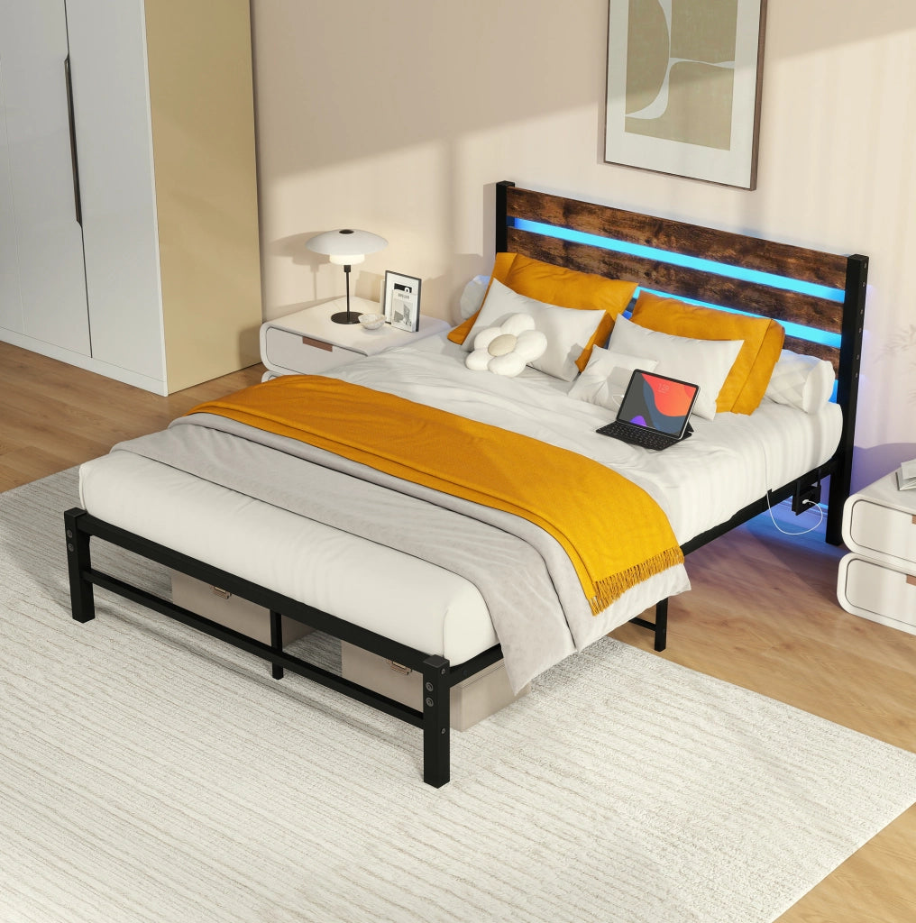 Letto con struttura in metallo 140x200 cm con testiera in legno, illuminazione LED RGB, porta USB e spazio contenitivo sottostante