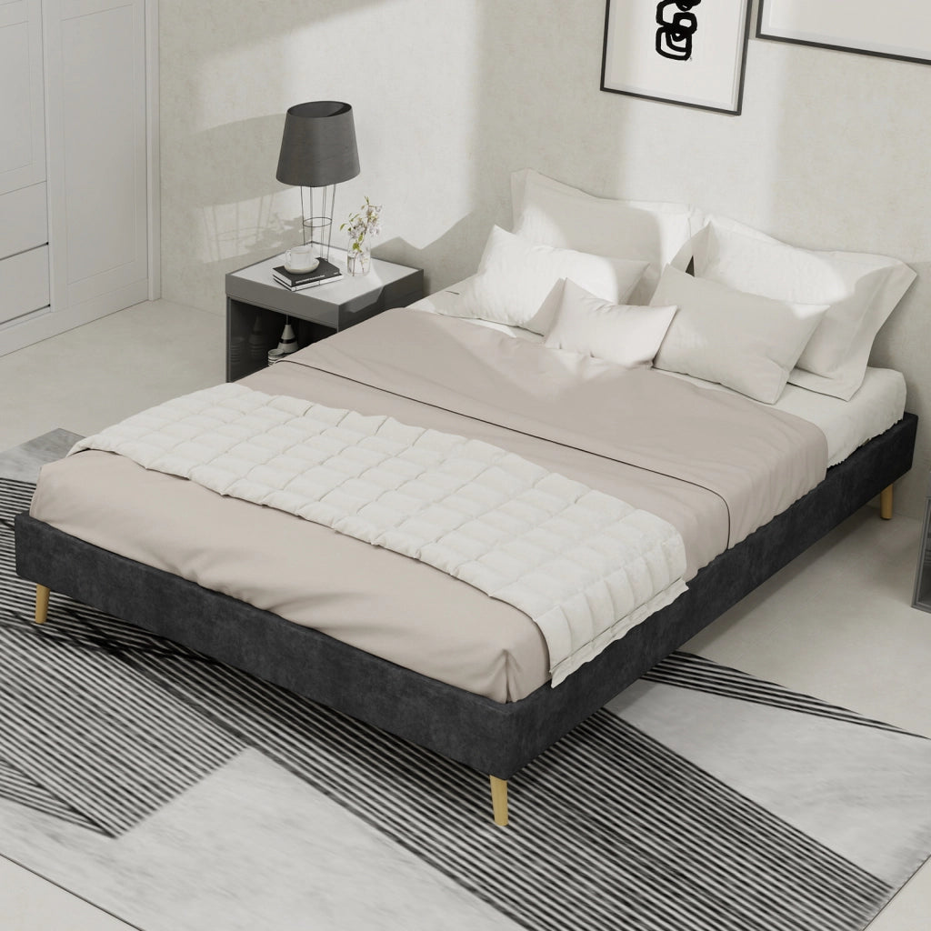 Letto matrimoniale 140 × 200 cm in velluto grigio, struttura bassa in tessuto e metallo, senza materasso