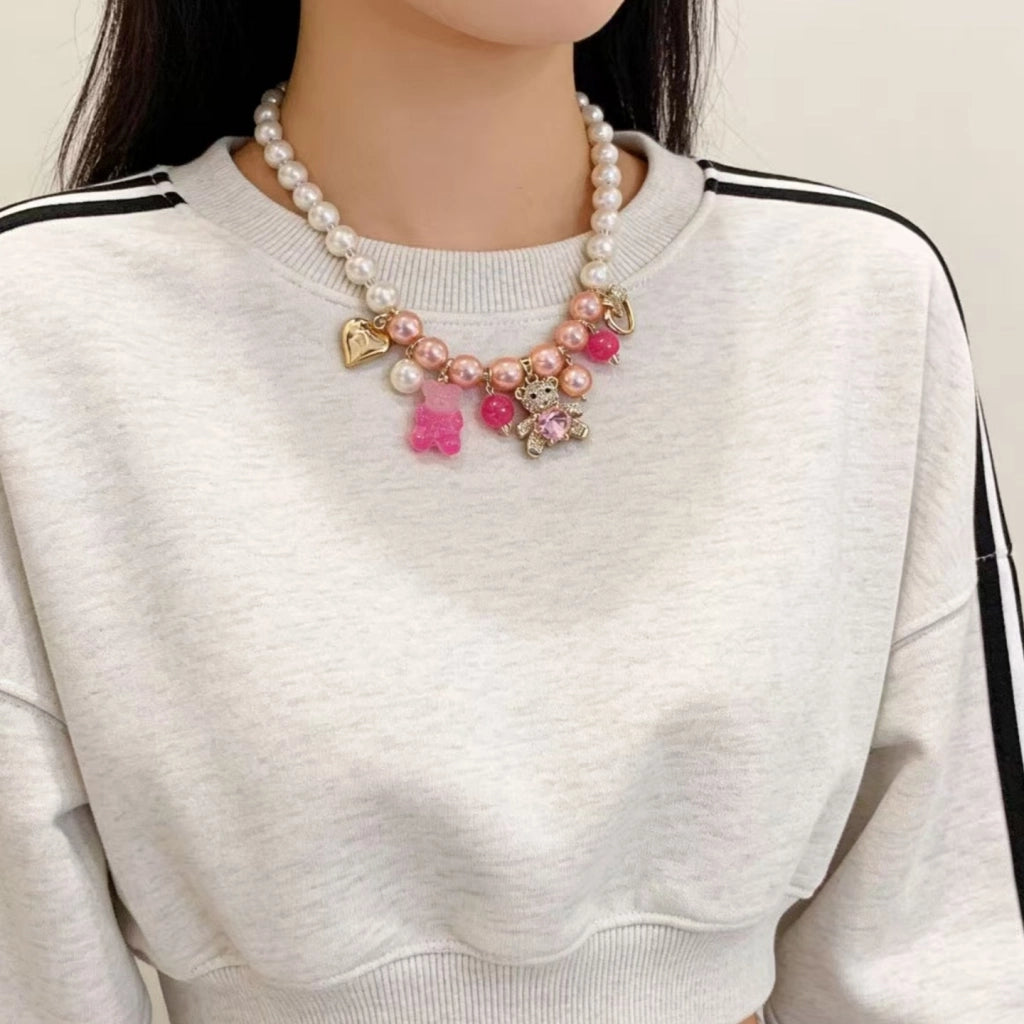 Nuova collana per clavicola con ciondolo a forma di orsetto dorato a forma di cuore scintillante e perlina di cristallo a forma di bacca.