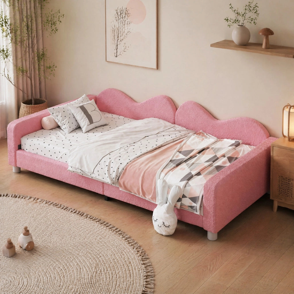 Letto imbottito 90 × 200 cm in tessuto teddy rosa con schienale e braccioli; rete a 12 doghe; portata 120 kg