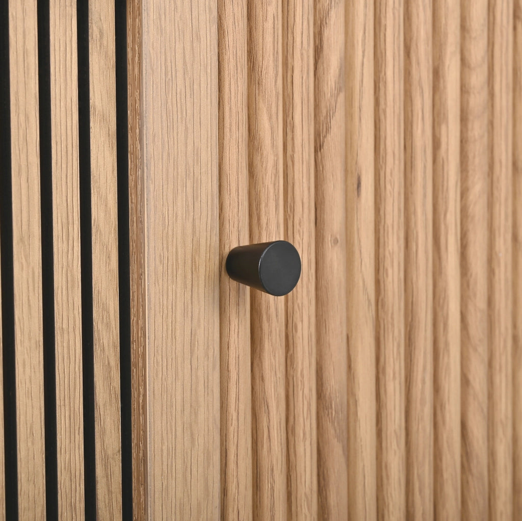 Mobile TV 190x35x45 cm con 2 ante scorrevoli e anta a griglia color rovere HOMVRA