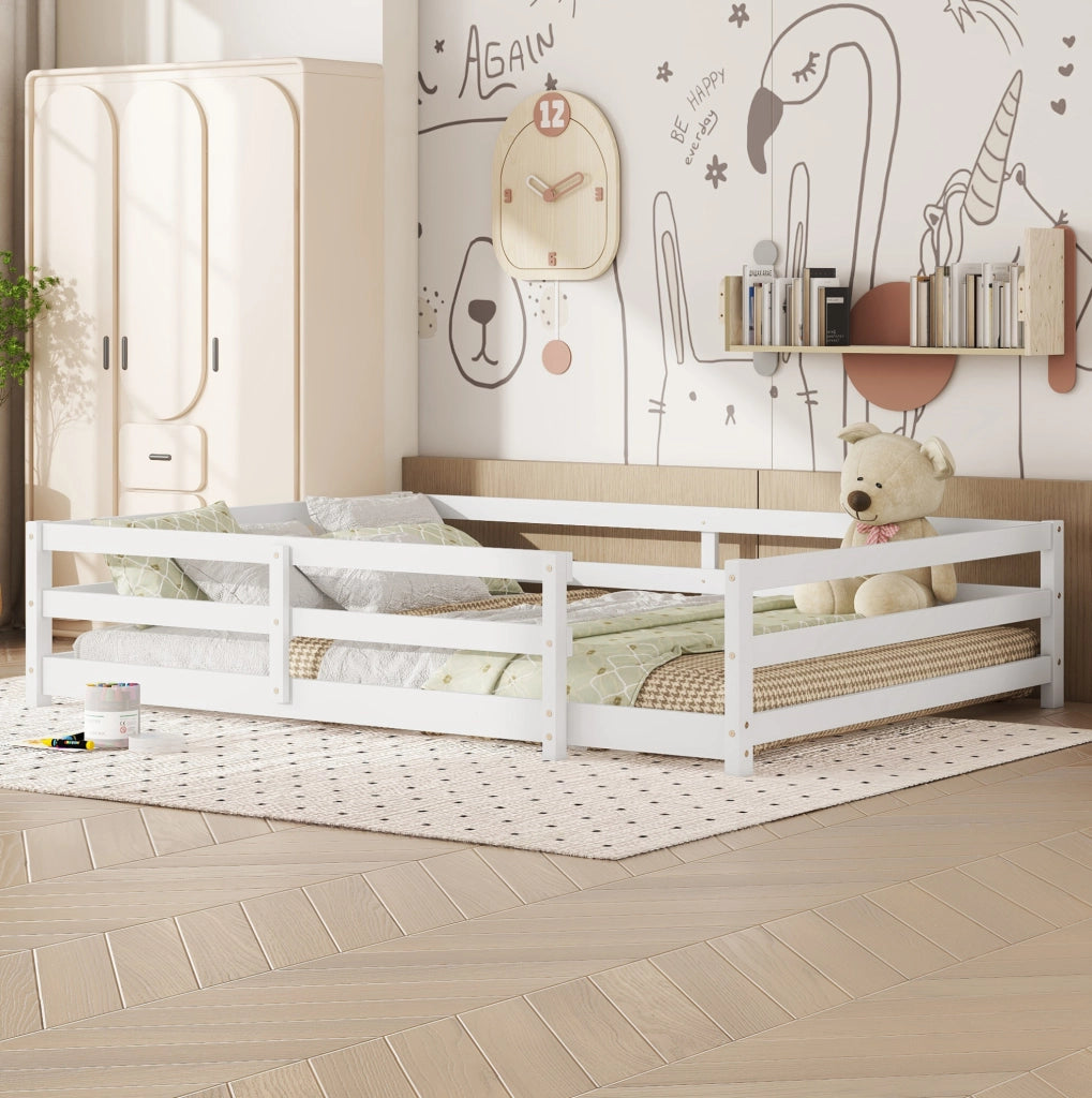 Letto Montessori a pavimento bianco in legno massello di pino 140x200 cm con sponde su 4 lati e rete a doghe integrata