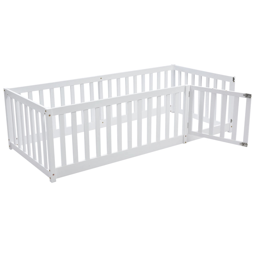 Letto per bambini a pavimento 90 × 200 cm con recinto e porta apribile in legno bianco senza rete a doghe