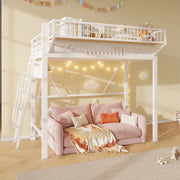 Letto a soppalco 90 × 200 cm in metallo bianco con vano inferiore aperto ripiani laterali e scala reversibile