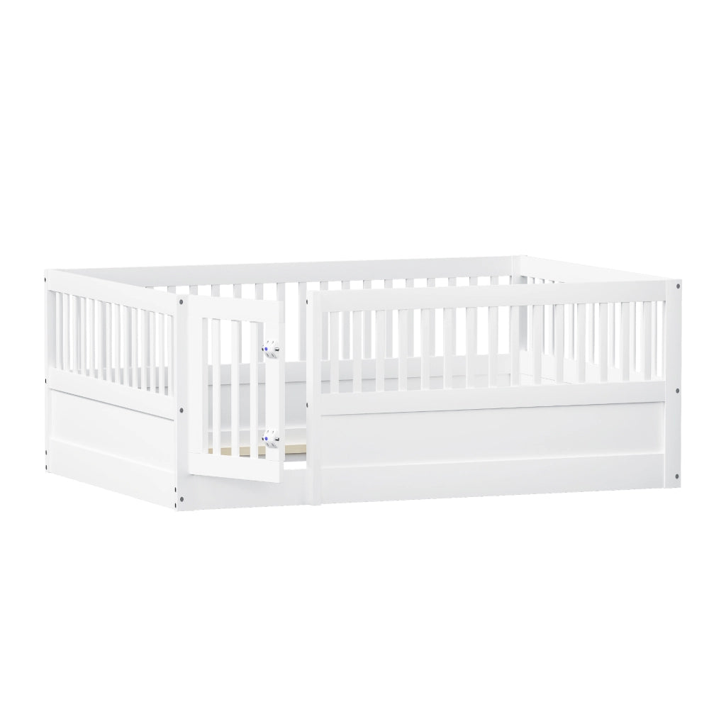 Letto per bambini basso 140 × 200 cm con barriera e porticina apribile, senza materasso, in legno bianco