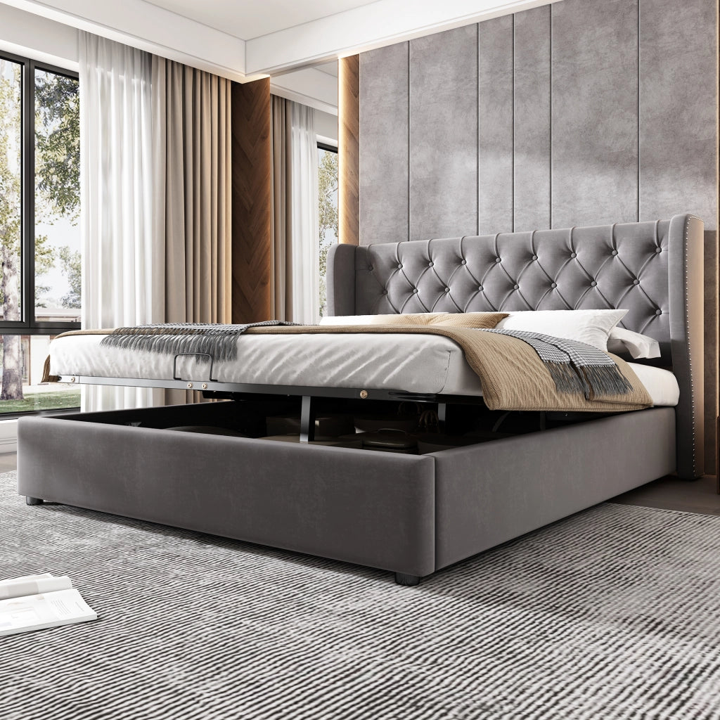 Letto imbottito 140 × 200 cm con contenitore idraulico testiera Chesterfield in velluto grigio con rete a doghe