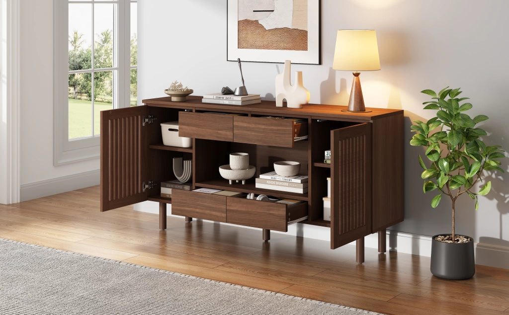 Credenza soggiorno color noce 140 x 35 x 71 cm con 4 cassetti e 2 ante a doghe; MDF e gambe in legno massello