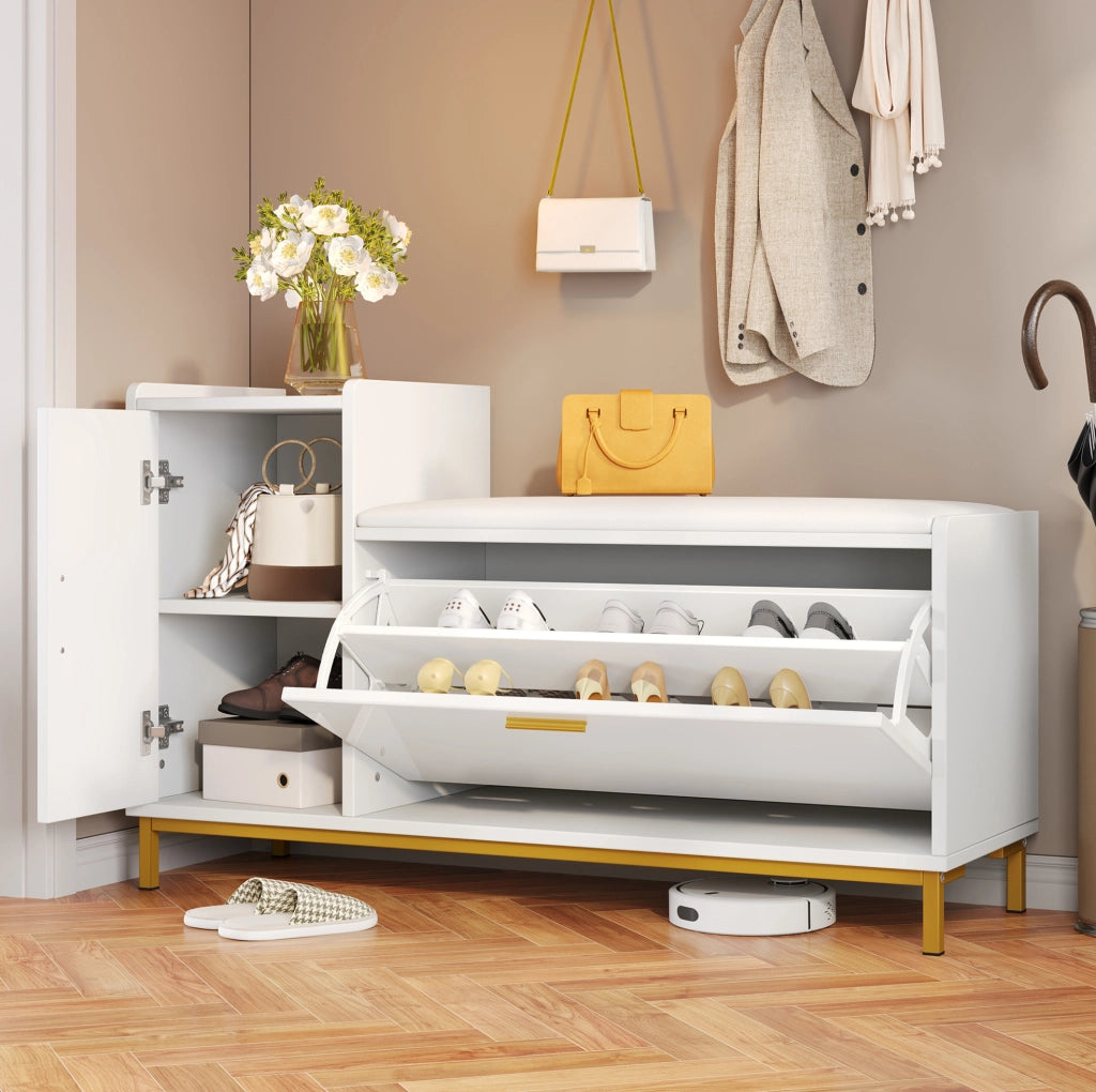 Scarpiera con panca 100x38x68 cm in pannelli truciolari bianco con dettagli oro, 2 ripiani, 1 armadietto, seduta imbottita e piedi in metallo