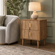 Comodino Bohemien in impiallacciatura noce con 2 cassetti e design geometrico a linee incise