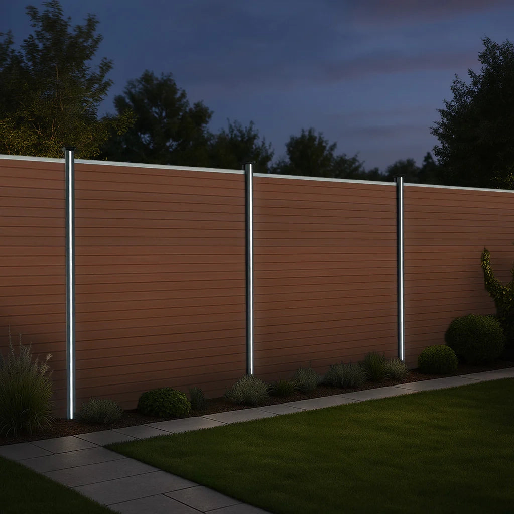 Pannelli Recinzione x4 + 5 Pali Alluminio LED Marrone Doghe PVC 185cm
