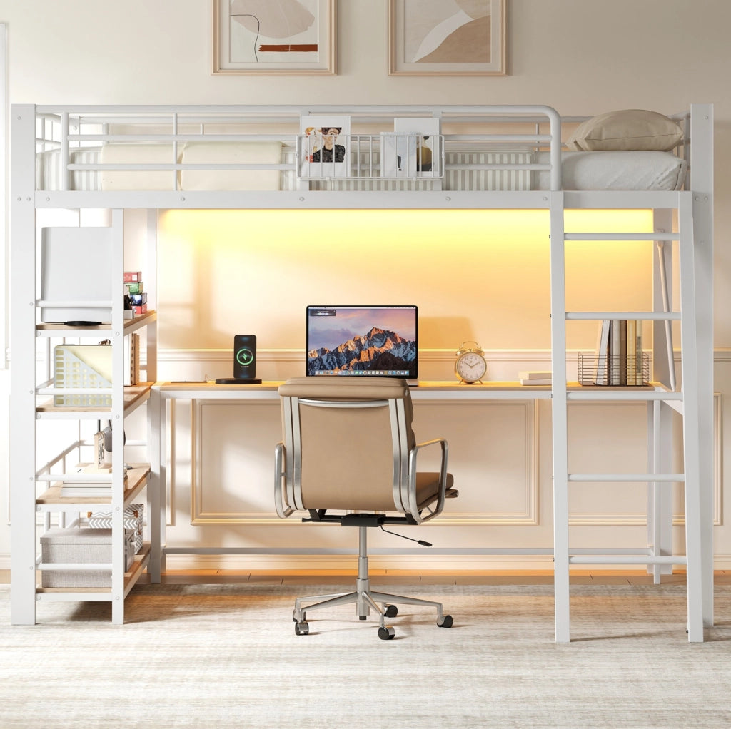 Letto a soppalco 140x200 cm in metallo bianco con scrivania, scaffale, LED e ricarica