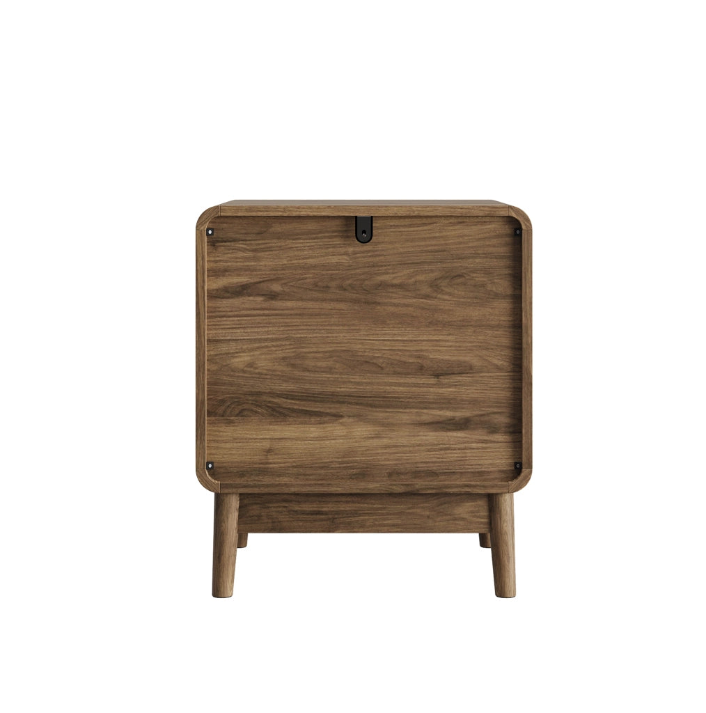 Comodino in stile Mid-Century con intagli geometrici, due cassetti, finitura noce e maniglie in metallo dorato