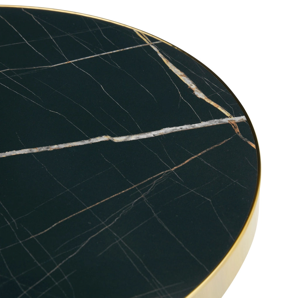 Tavolino rotondo moderno con piano effetto marmo e struttura in acciaio inox dorato per il soggiorno