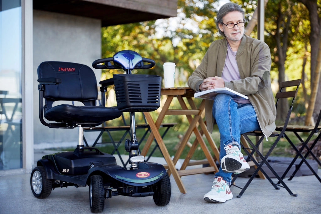Scooter elettrico con motore da 300 W; sedile girevole e batteria rimovibile; blu; 104 × 51 × 95 cm