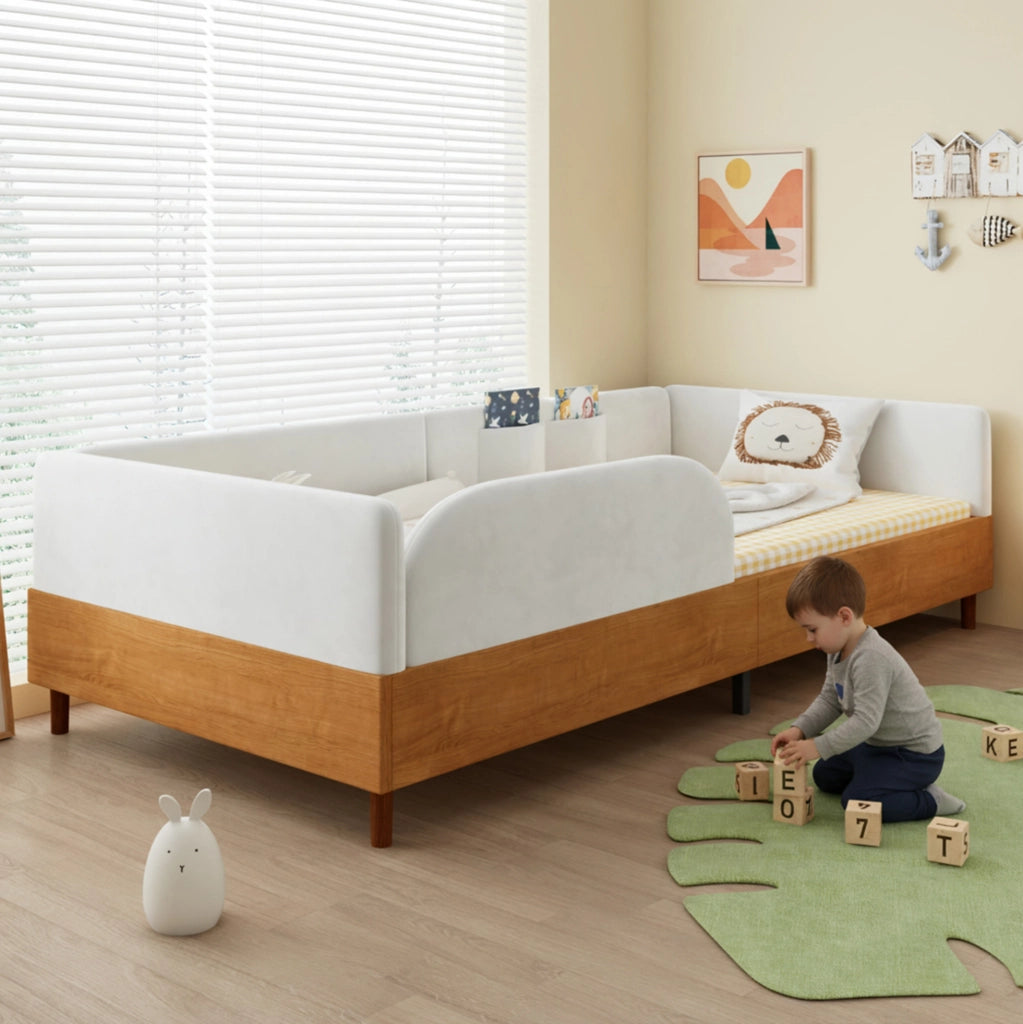 Letto singolo imbottito per bambini 90x200 cm con 2 tasche; velluto bianco e legno naturale HOMVRA