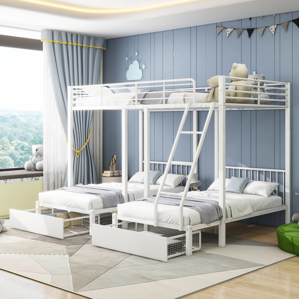 Letto a castello triplo in metallo bianco; 246 x 206 x 177;8 cm; letto matrimoniale 140 x 200 cm e due letti singoli 90 x 200 cm