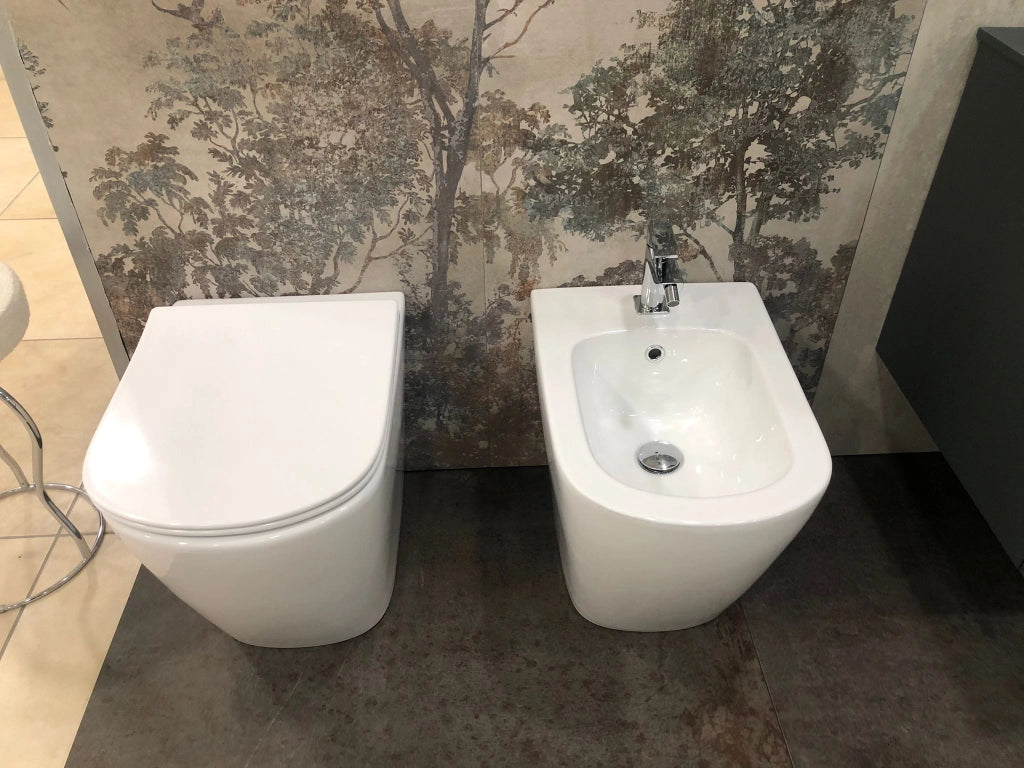 Moon Coppia di Sanitari a Terra Senza Brida con scarico Rimless , wc , Bidet e Coprivaso soft-close , Fissaggi e curva tecnica inclusa